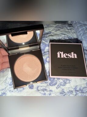 Flesh To Flesh Illuminating Highlighter - Warm Champagne Glow